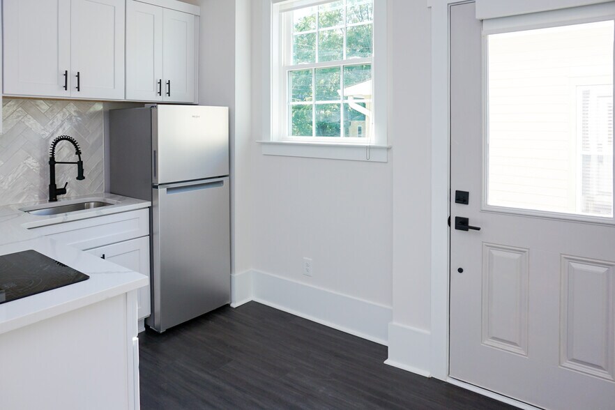 Building Photo - 1003 Parkwood Ave