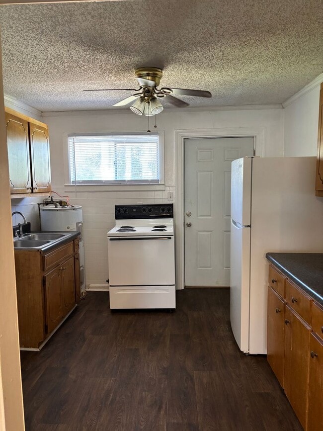 Building Photo - 2 Bedroom Duplex For Lease