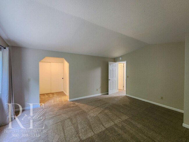 Building Photo - Spacious Tri-Level in East Bremerton | Cor...