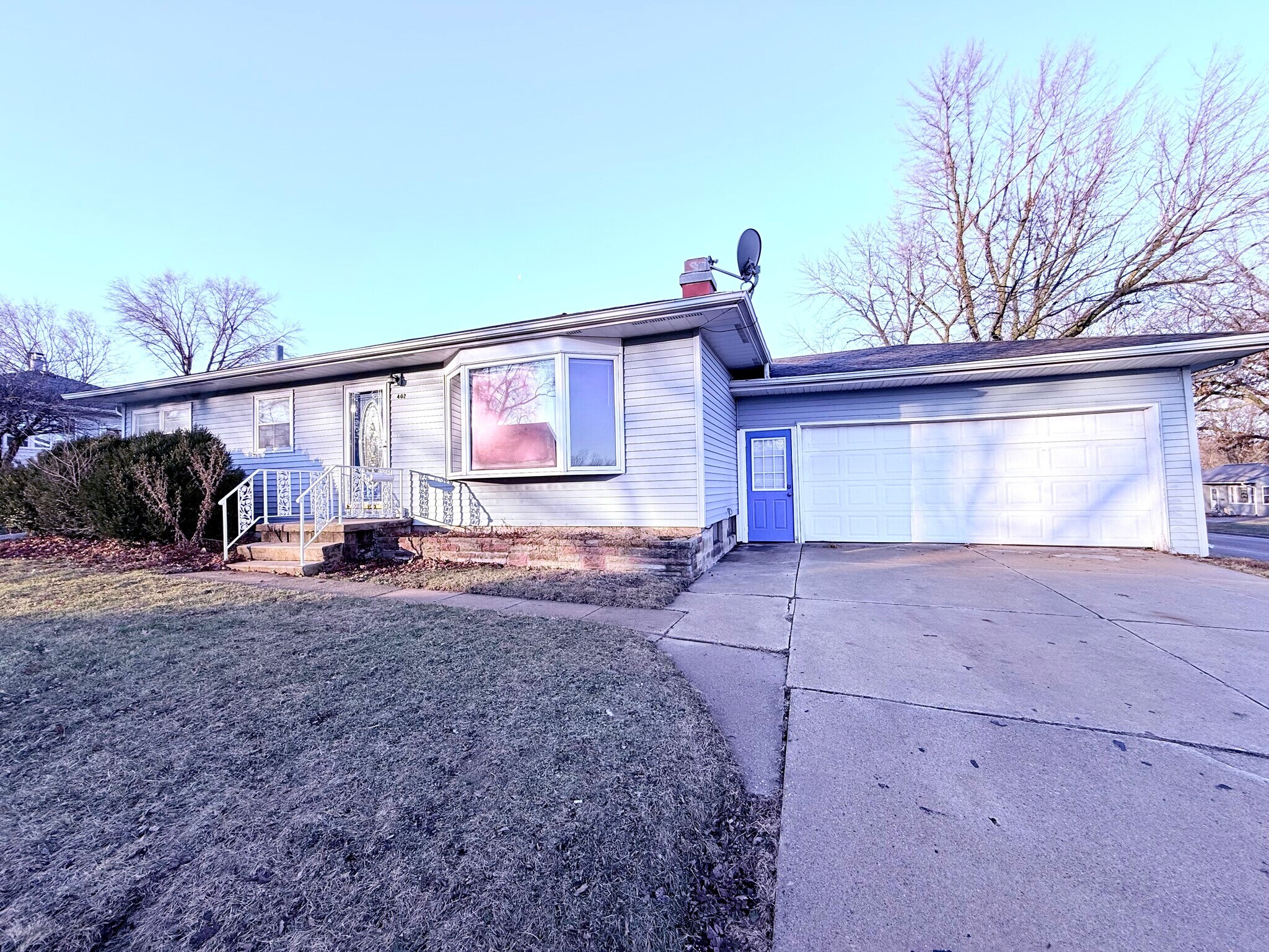 Front - 402 Beverly Hills St