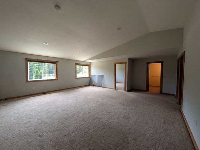 Building Photo - Spacious 4BR Home Near Sacheen & Davis Lake