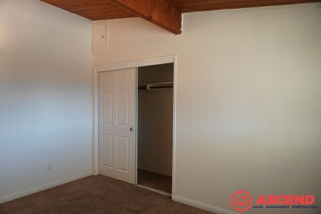 Building Photo - Spacious home located In Northeast Bakersf...