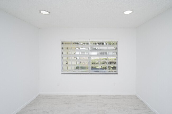 Building Photo - 494 Romano St