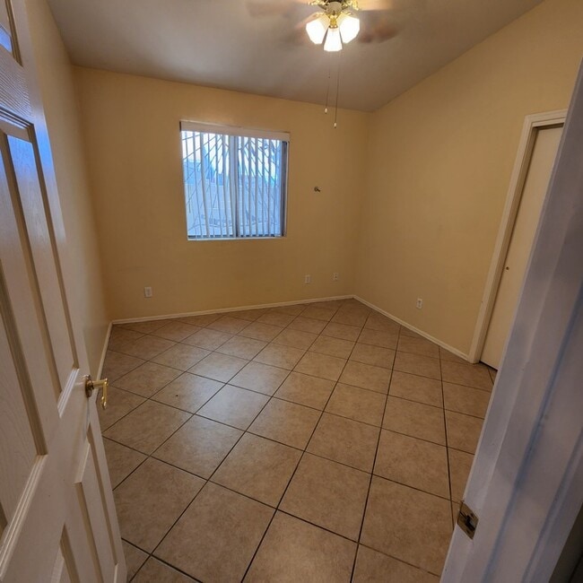 Building Photo - 1382 W Via Rio Blanco