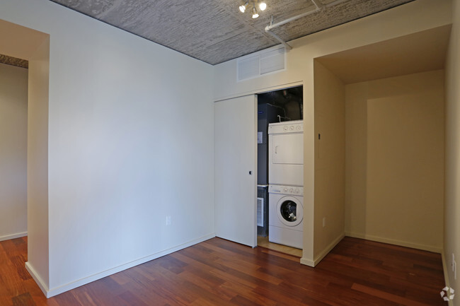 Interior Photo - 2121 SE Belmont