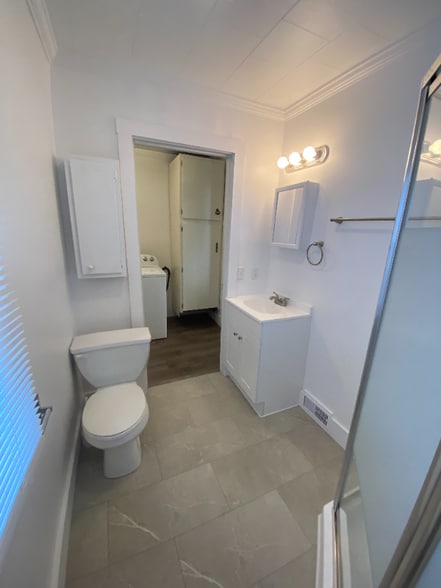 Building Photo - 412 E 7th St