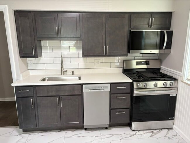 Building Photo - Beautifully rehabbed bungalow in Universit...
