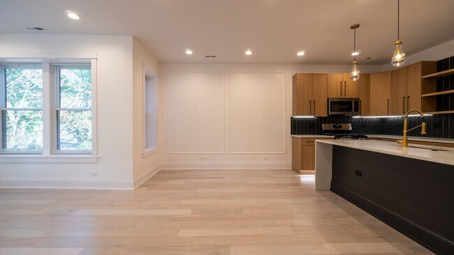Building Photo - Newly Rehabbed 3-bedroom, 2-bath Gem with In-Unit Washer/Dryer! Discover Uptown Living.