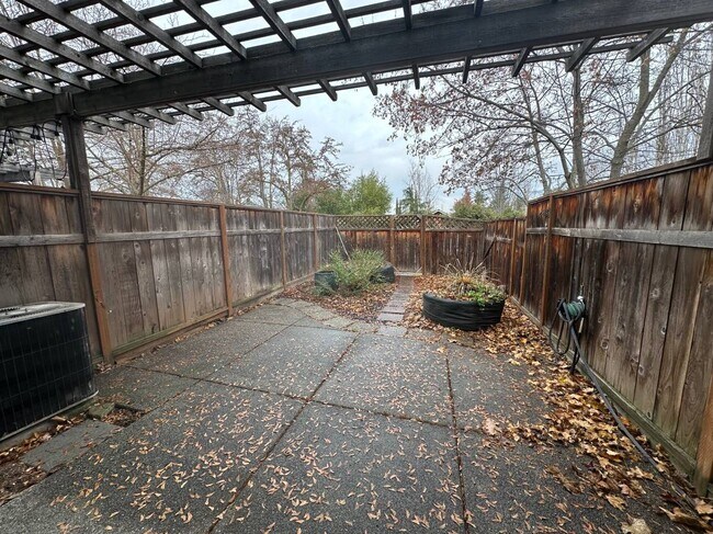 Building Photo - 127 E Hersey St