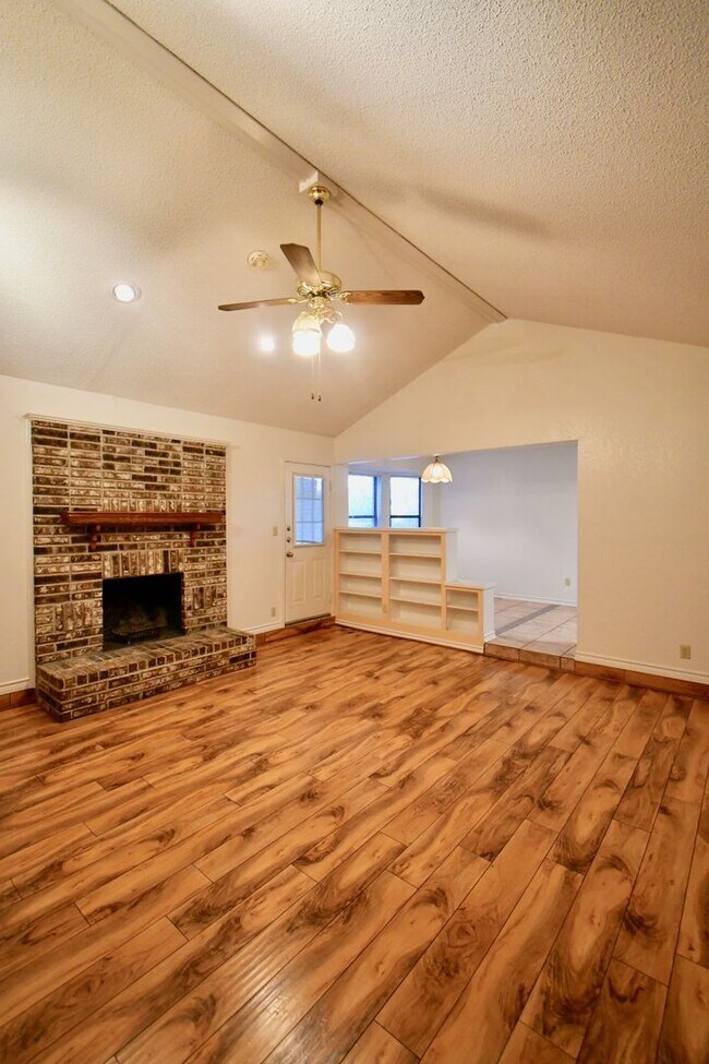 Building Photo - Inviting 3 Bedroom 2.5 Bathroom Home in Ha...
