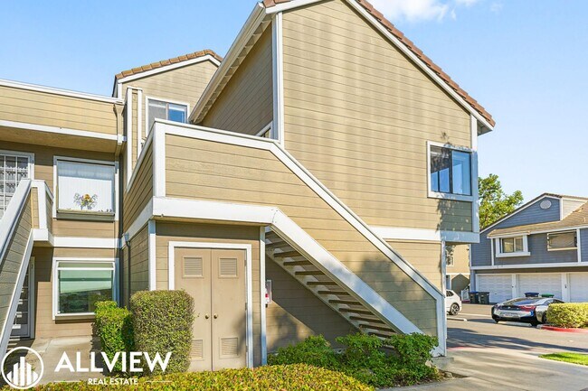 Building Photo - 2 Bedroom, 2 Bathroom Updated Townhome in ...
