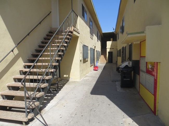 Building Photo - 2670 S Budlong Ave
