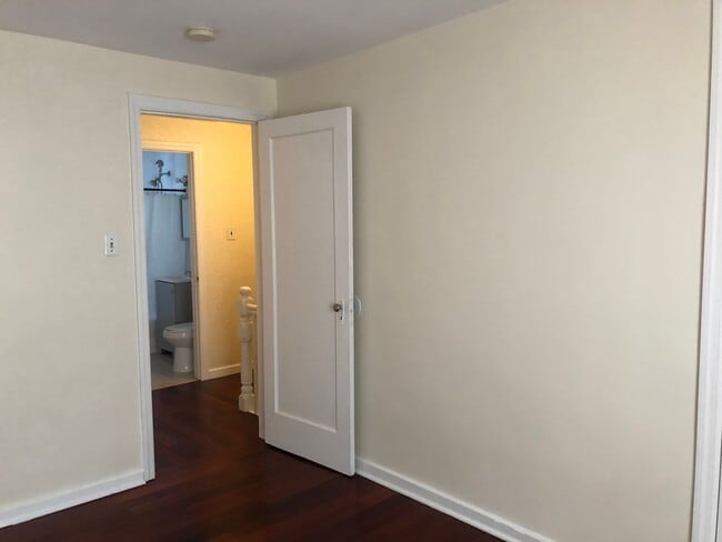 Building Photo - Cozy 2 Bedroom Semi-Attached Home on Quiet...