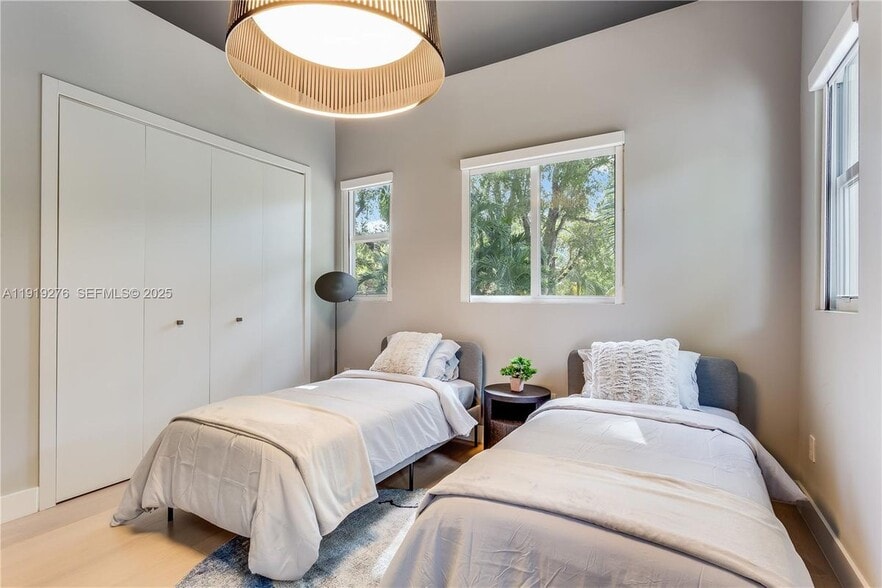 Building Photo - 1701 Espanola Dr