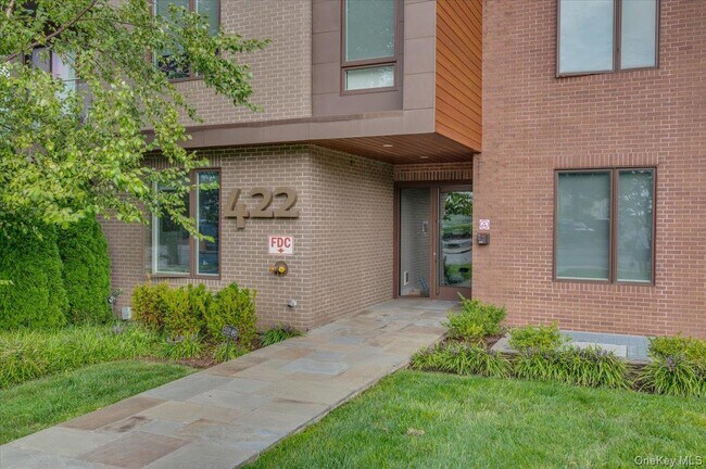 Primary Photo - 422 E Boston Post Rd