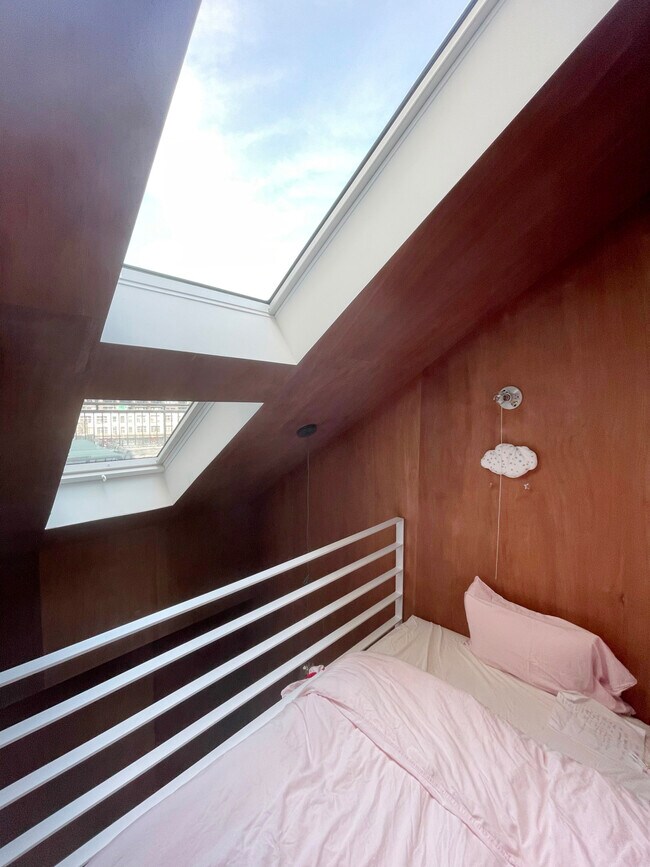 Upper bedroom x2 - 154 Broadway