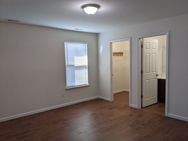Building Photo - 3 bed/2 bath with 1 car garage for lease c...