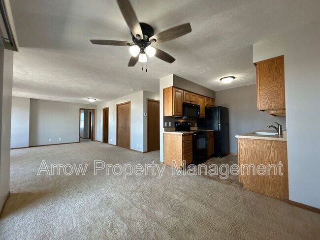 Building Photo - 208 E 5th St