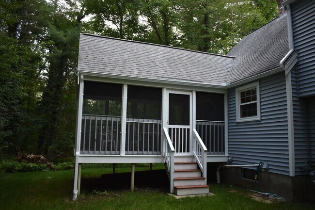 Building Photo - Well maintained, 3 Bedroom single family h...