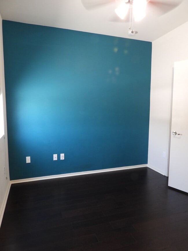 Building Photo - 975 E Park Modern Dr