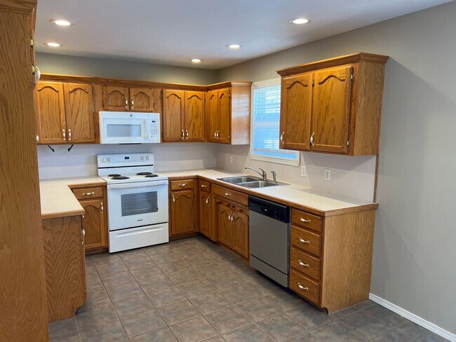 Building Photo - Republic Schools! 3 Bedrooms! 2 Baths! $1495