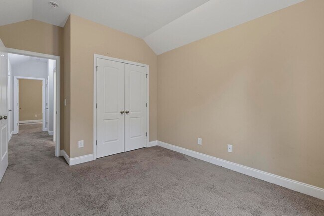 Building Photo - Beautiful 3-bedroom, 2.5-bathroom home available for lease in Hampstead