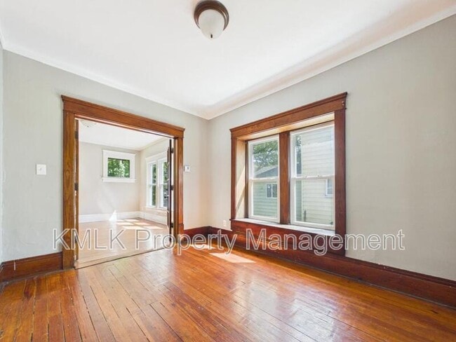 Building Photo - 701 Kling St