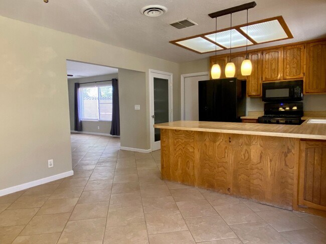 Building Photo - AVAILABLE NOW!!