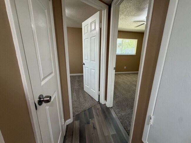 Building Photo - Updated 2 bedroom duplex near hospital