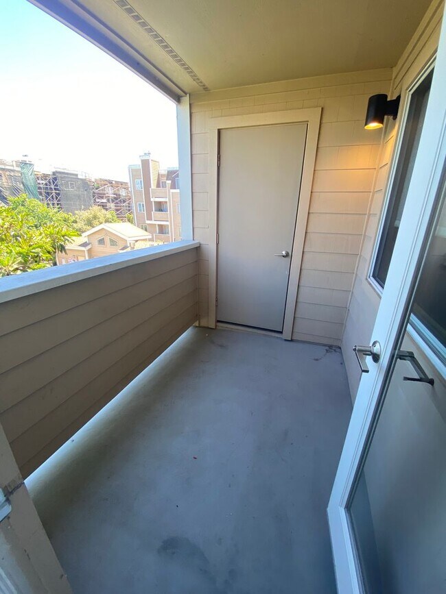 Building Photo - Advent - Beautiful & Bright Two Bedroom W/...