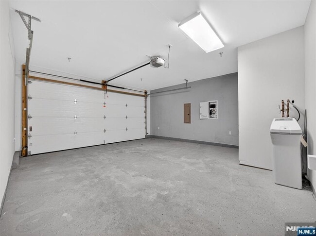 Building Photo - 23 Roosevelt Dr