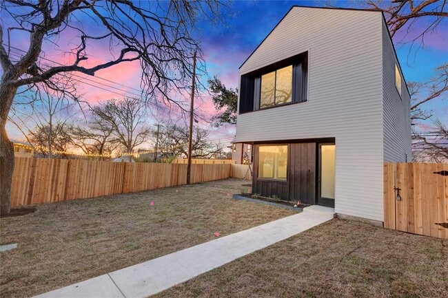 Building Photo - 1804 Sylvan Dr