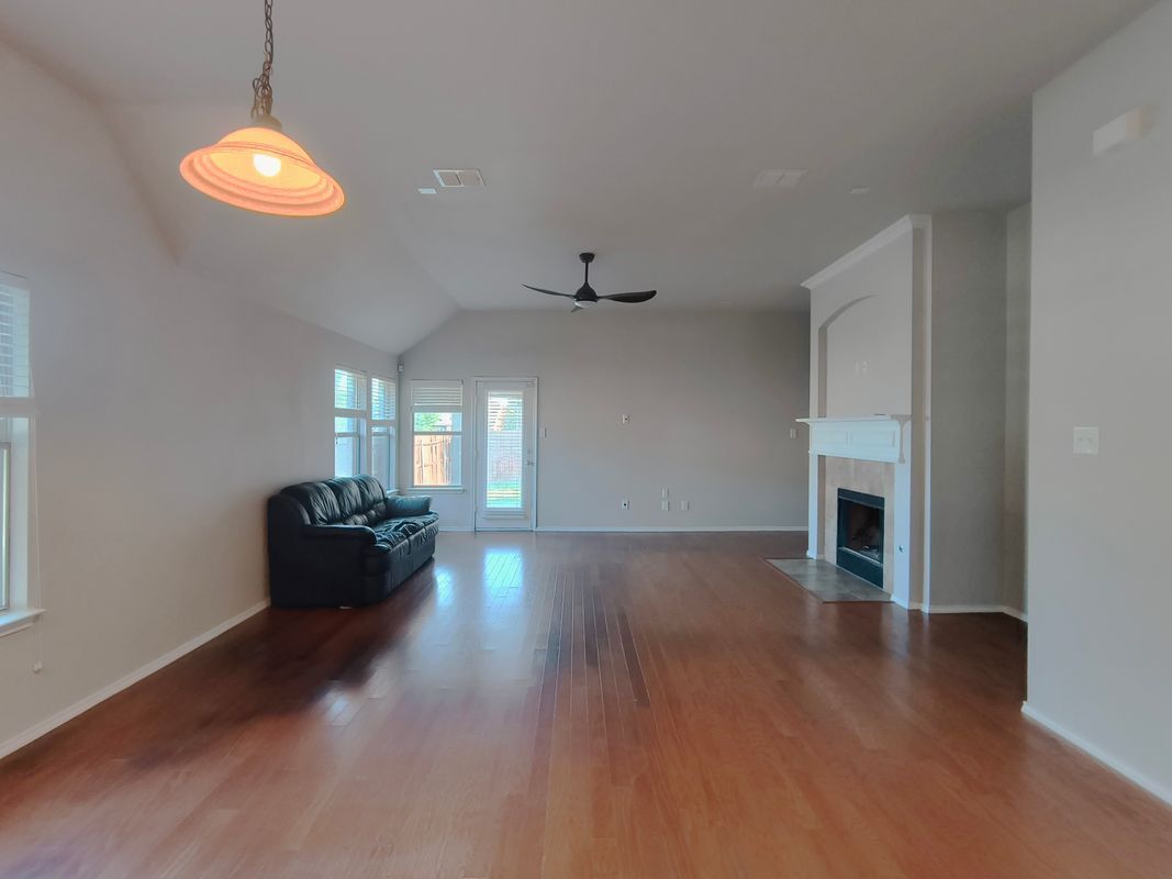 Building Photo - 824 Lake Grove Dr