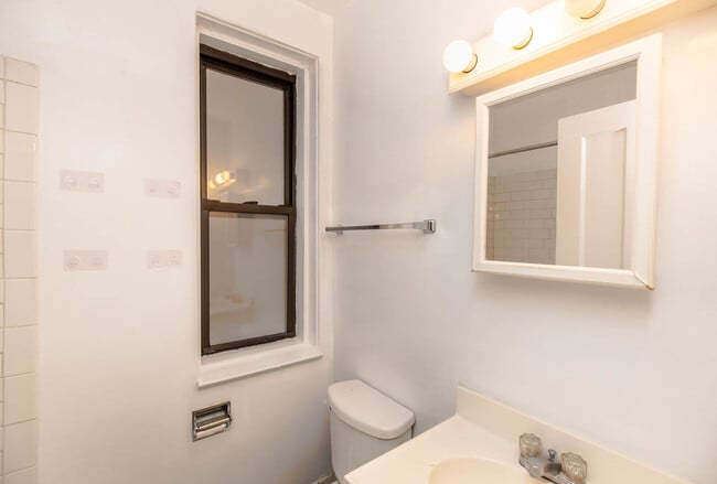 Building Photo - 1504 N Dearborn Pkwy