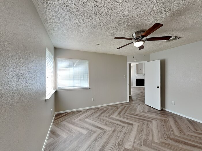 Building Photo - 9326 Golden Sunshine Dr