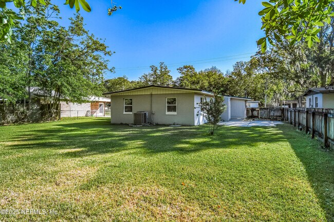 Building Photo - 780 Le Brun Dr