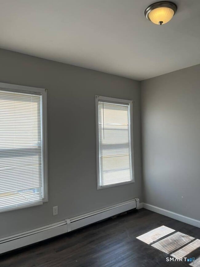 Building Photo - 162 Sheridan St