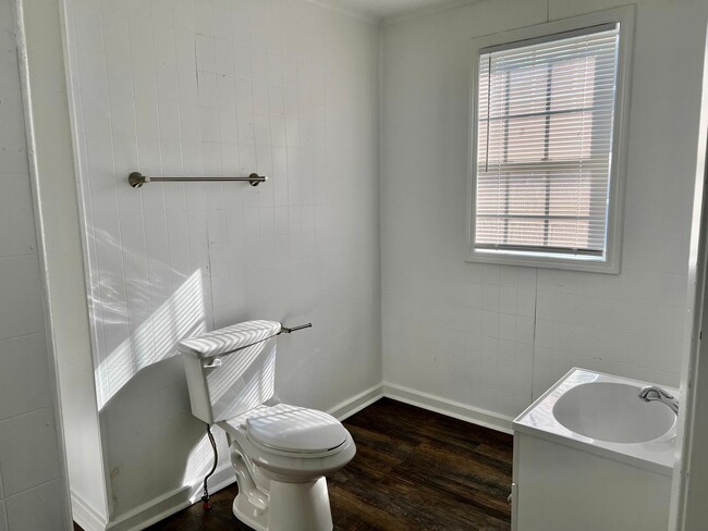Building Photo - 3 Bedroom 1 1/2 Bath – For Rent!