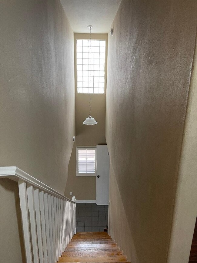 Building Photo - SPACIOUS 3BR/2.5BA EASTSIDE TOWNHOME FOR LEASE