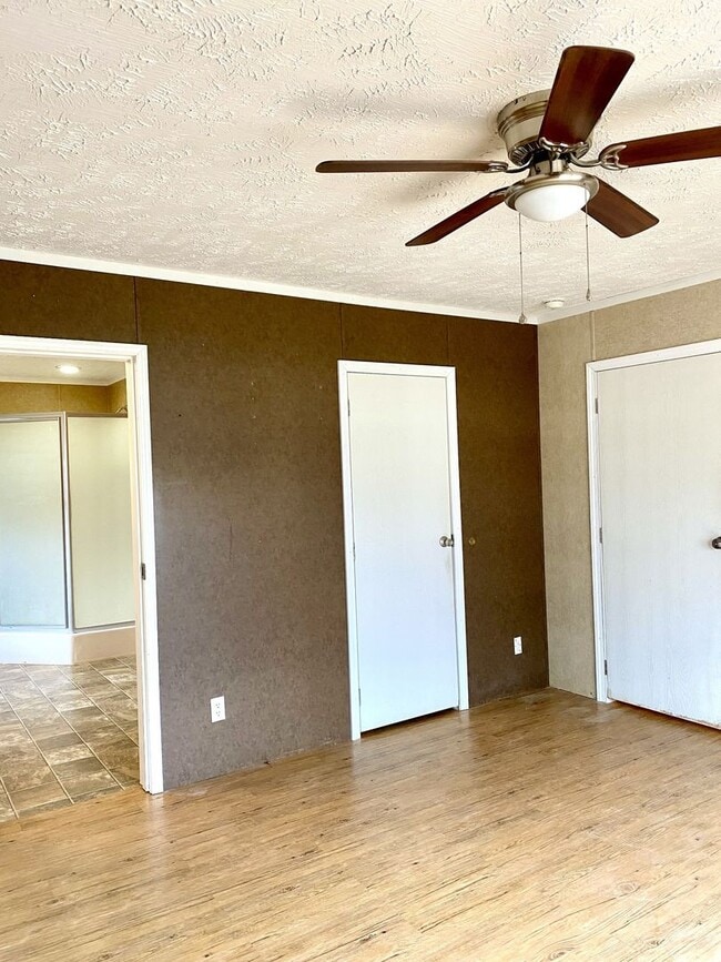 Building Photo - Quiet home in the country