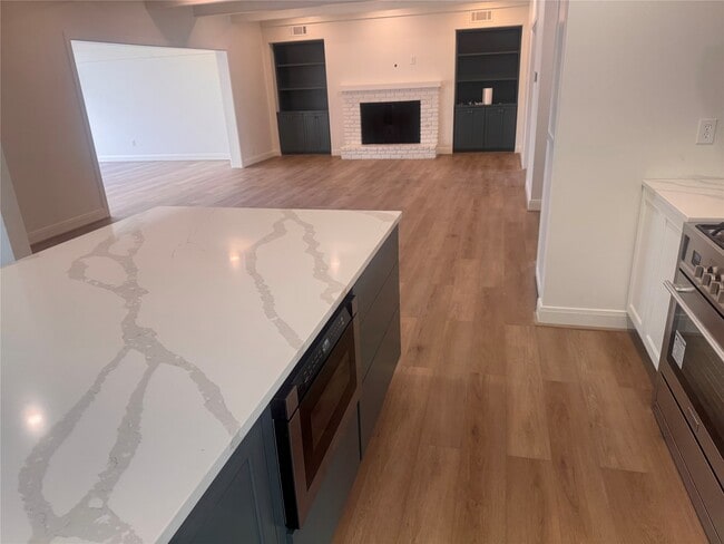 Building Photo - 4726 Ivanhoe St