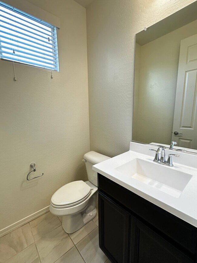 Building Photo - RECKER AND RAY MOVE IN READY 4 BEDROOM 2.5 BATHROOM HOME PERFECTLY LOCATED
