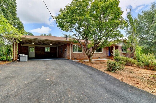 Building Photo - 6085 Glenridge Dr