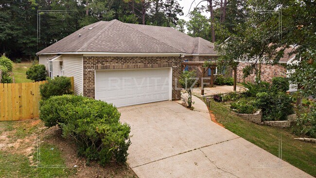 Building Photo - Daphne 3BR/2BA + Bonus Den – Spacious, Stylish & Full of Charm!