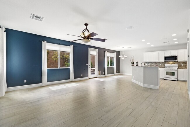 Building Photo - Southwest 3 bedrooms 2.5 bathrooms