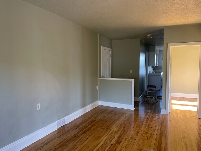 Building Photo - 204 E 4th St