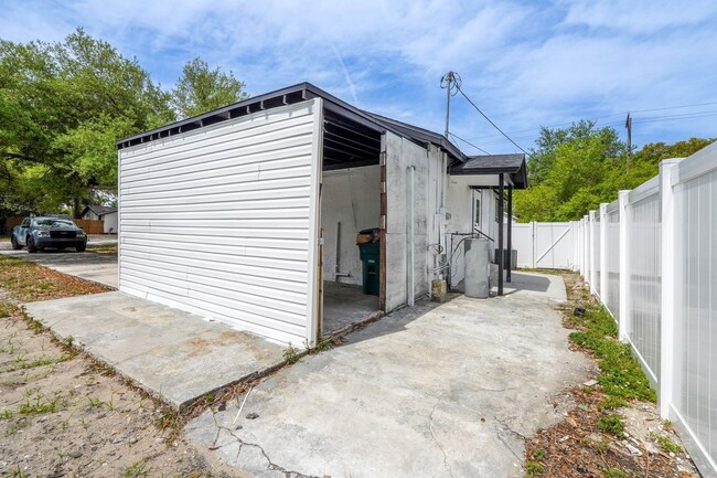 Building Photo - 2-Bedroom, 1.5-Bathroom Home in Tampa – Pe...