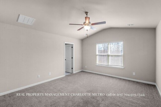 Building Photo - Stunning 4-bedroom, 2.5-bathroom home located in the vibrant city of Charlotte, NC.