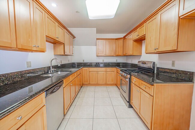 Building Photo - Spacious 3-Bedroom Condo with Underground ...