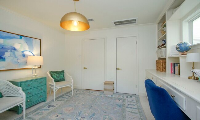 Building Photo - 827 St George Ln